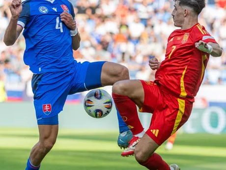 Adam Obert (vľavo) a Diego Lopez v zápase Slovensko - Španielsko v skupine A na EURO U21 2025 (ME vo futbale do 21 rokov).