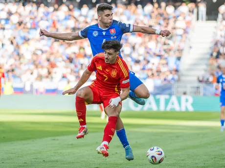 Adam Obert (hore) a Diego Lopez v zápase Slovensko - Španielsko v skupine A na EURO U21 2025 (ME vo futbale do 21 rokov).