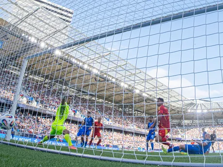 Gól na 1:0, vľavo brankár Ľubomír Belko (Slovensko), vpravo obranca Jakub Jakubko (Slovensko)  a uprostred strelec gólu Marc Pubill (Španielsko) v zápase Slovensko - Španielsko v skupine A na EURO U21 2025 (ME vo futbale do 21 rokov).