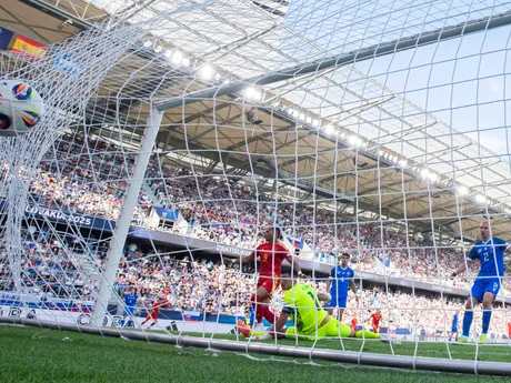 Gól na 2:0, uprostred brankár Ľubomír Belko (Slovensko), vpravo obranca Jakub Jakubko (Slovensko) a vľavo strelec gólu Mateo Joseph (Španielsko) v zápase Slovensko - Španielsko v skupine A na EURO U21 2025 (ME vo futbale do 21 rokov).