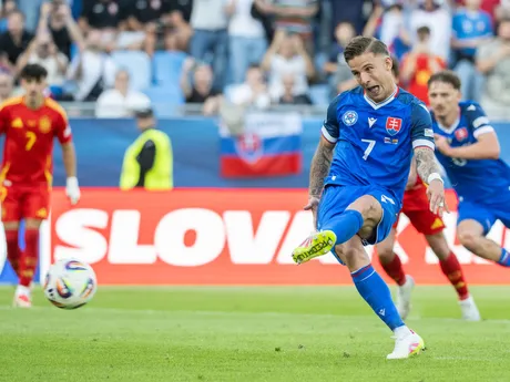 Tomáš Suslov (Slovensko) vyrovnáva na 2:2 z penalty v zápase Slovensko - Španielsko v skupine A na EURO U21 2025 (ME vo futbale do 21 rokov).
