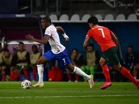 Mathys Tel z Francúzska a Mateus Fernandes z Portugalska v zápase Portugalsko - Francúzsko v skupine C na EURO U21 2025 (ME vo futbale do 21 rokov).