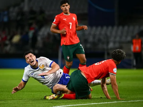 Matthis Abline z Francúzska, Mateus Fernandes z Portugalska a João Muniz z Portugalska v zápase Portugalsko - Francúzsko v skupine C na EURO U21 2025 (ME vo futbale do 21 rokov).