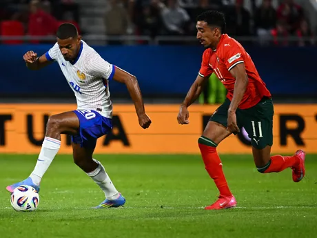 Andy Diouf z Francúzska a Iago Tomás z Portugalska v zápase Portugalsko - Francúzsko v skupine C na EURO U21 2025 (ME vo futbale do 21 rokov).