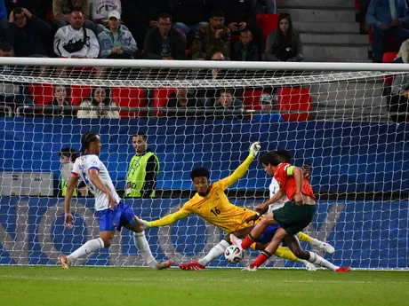 Kiliann Sildillia z Francúzska, Guillaume Restes z Francúzska, Chrislain Matsima z Francúzska a Paulo Bernardo z Portugalska v zápase Portugalsko - Francúzsko v skupine C na EURO U21 2025 (ME vo futbale do 21 rokov).