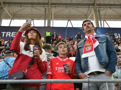 Fanúšikovia tímu Portugalska v zápase Portugalsko - Francúzsko v skupine C na EURO U21 2025 (ME vo futbale do 21 rokov).