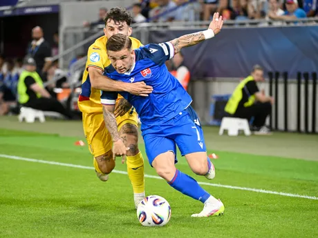 vpravo Tomáš Suslov (Slovensko) a Ianis Stoica (Rumunsko) bojujú o loptu počas zápasu základnej A-skupiny Rumunsko - Slovensko na majstrovstvách Európy futbalistov do 21 rokov v Bratislave
