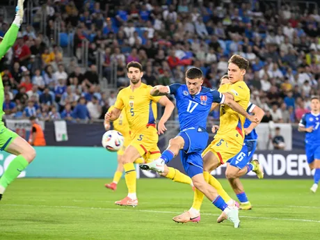 Adrián Kaprálik (Slovensko) a vľavo brankár Otto Hindrich (Rumunsko) počas zápasu základnej A-skupiny Rumnsko -Slovensko na majstrovstvách Európy futbalistov do 21 rokov v Bratislave