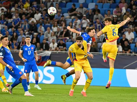 sprava Matei Christian Ilie (Rumunsko), Dominik Hollý (Slovensko) a Umit Akdag (Rumunsko) počas zápasu základnej A-skupiny Rumunsko - Slovensko na majstrovstvách Európy futbalistov do 21 rokov v Bratislave