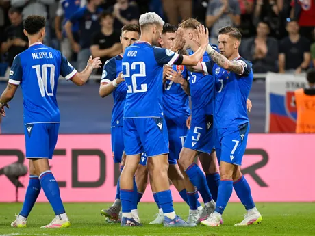 vpravo Tomáš Suslov (Slovensko) sa teší so spoluhráčmi z gólu na 2:0 počas zápasu základnej A-skupiny Rumunsko - Slovensko na majstrovstvách Európy futbalistov do 21 rokov v Bratislave