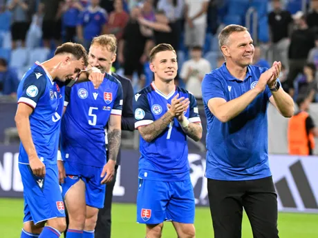 vpravo tréner Slovenska Jaroslav Kentoš spolu s hráčmi ďakujú divákom po zápase základnej A-skupiny Rumunsko - Slovensko na majstrovstvách Európy futbalistov do 21 rokov v Bratislave