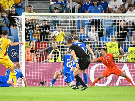vľavo Ümit Akdag (Rumunsko) strieľa gól počas zápasu základnej A-skupiny Rumunsko - Slovensko na majstrovstvách Európy futbalistov do 21 rokov v Bratislave