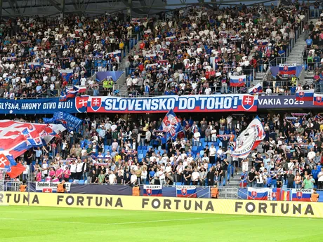 slovenskí fanúšikovia povzbudzujú počas zápasu základnej A-skupiny Rumunsko - Slovensko na majstrovstvách Európy futbalistov do 21 rokov v Bratislave