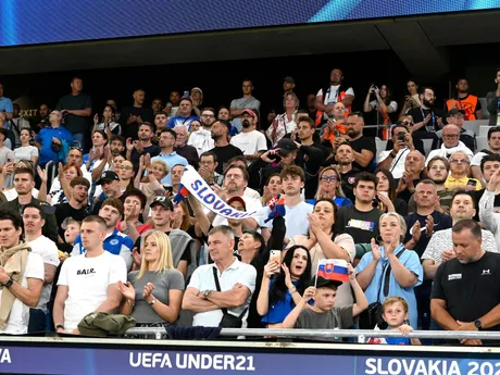 slovenskí fanúšikovia povzbudzujú počas zápasu základnej A-skupiny Rumunsko - Slovensko na majstrovstvách Európy futbalistov do 21 rokov v Bratislave