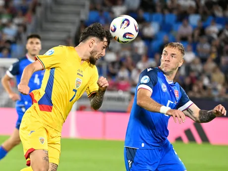 zľava Ianis Stoica (Rumunsko) a  Dominik Javorček (Slovensko) bojujú o loptu počas zápasu základnej A-skupiny Rumnsko - Slovensko na majstrovstvách Európy futbalistov do 21 rokov v Bratislave