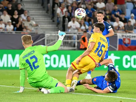 sprava Dominik Hollý (Slovensko), Tony-Joseph-Patrick Strata a brankár Otto Hindrich (obaja Rumunsko) počas zápasu základnej A-skupiny Rumnsko - Slovensko na majstrovstvách Európy futbalistov do 21 rokov v Bratislave