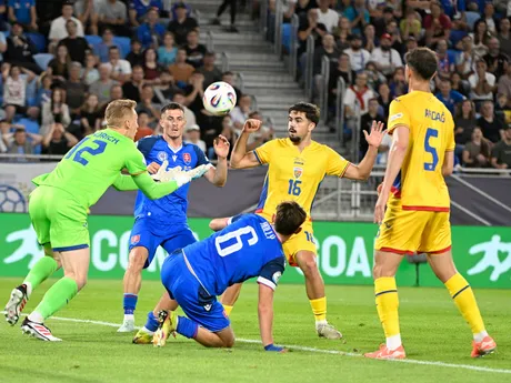 sprava Umit Akdag, Tony-Joseph-Patrick Strata (obaja Rumunsko), Dominik Hollý (Slovensko) a brankár Otto Hindrich (Rumunsko) počas zápasu základnej A-skupiny Rumunsko -Slovensko na majstrovstvách Európy futbalistov do 21 rokov v Bratislave