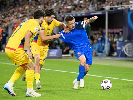 sprava Tomáš Suslov (Slovensko), Tony-Joseph-Patrick Strata a Ianis Stoica (obaja Rumunsko) bojujú o loptu počas zápasu základnej A-skupiny Rumunsko - Slovensko na majstrovstvách Európy futbalistov do 21 rokov v Bratislave
