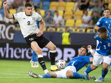 Nicolo Tresoldi (Nemecko), Diego Coppola a Lorenzo Pirola (obaja Taliansko) počas zápasu Nemecko - Taliansko vo štvrťfinále na EURO U21 2025 (ME vo futbale do 21 rokov).
