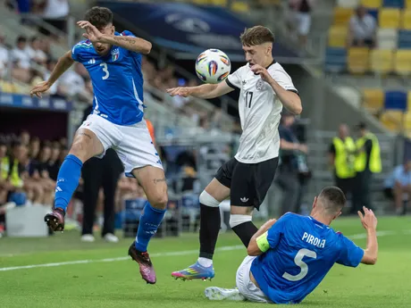Matteo Ruggeri, vpravo Lorenzo Pirola (obaja Taliansko) a uprostred Brajan Gruda (Nemecko) počas zápasu Nemecko - Taliansko vo štvrťfinále na EURO U21 2025 (ME vo futbale do 21 rokov).