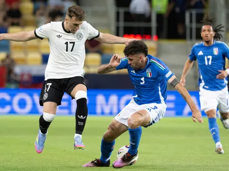 Brajan Gruda (Nemecko) a vpravo Matteo Ruggeri (Taliansko) počas zápasu Nemecko - Taliansko vo štvrťfinále na EURO U21 2025 (ME vo futbale do 21 rokov).