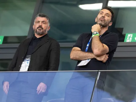 Legendy talianskeho futbalu, vľavo tréner talianskej futbalovej reprezentácie A Gennaro Gattuso a vpravo Gianluigi Buffon počas zápasu Nemecko - Taliansko vo štvrťfinále na EURO U21 2025 (ME vo futbale do 21 rokov).