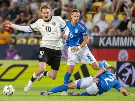 Nick Woltemade (Nemecko), Daniele Ghilardi a Mattia Zanotti (obaja Taliansko) počas zápasu Nemecko - Taliansko vo štvrťfinále na EURO U21 2025 (ME vo futbale do 21 rokov).