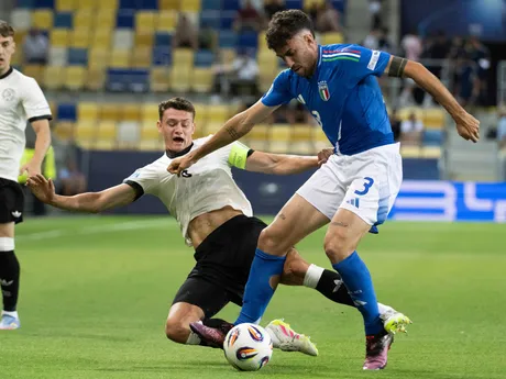 Eric Martel (Nemecko) a Matteo Ruggeri (Taliansko) počas zápasu Nemecko - Taliansko vo štvrťfinále na EURO U21 2025 (ME vo futbale do 21 rokov).