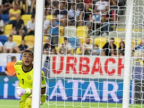 Na snímke nemecký brankár Noah Atubolu dostáva gól na 2:2 vo 4. minúte nadstaveného času počas zápasu štvrťfinále Nemecko - Taliansko na majstrovstvách Európy hráčov do 21 rokov.