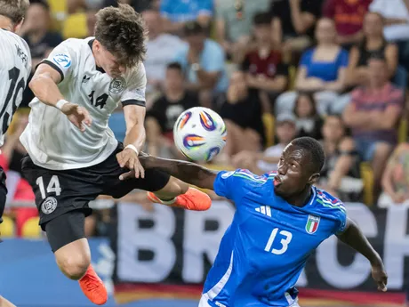 Na snímke zľava Tim Oermann (Nemecko) a Michael Kayode (Taliansko) počas zápasu štvrťfinále Nemecko - Taliansko na majstrovstvách Európy hráčov do 21 rokov.