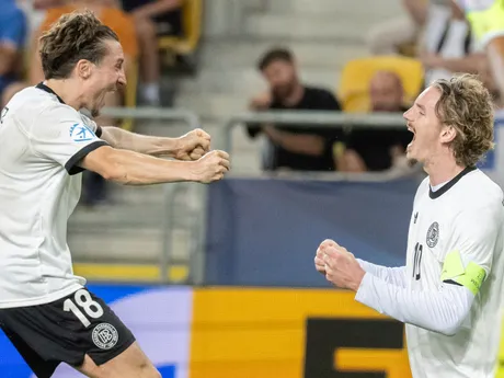 Na snímke zľava nemeckí hráči Rocco Reitz, Nick Woltemade a ich radosť z víťazstva vo štvrťfinále zápasu Nemecko - Taliansko na majstrovstvách Európy hráčov do 21 rokov.