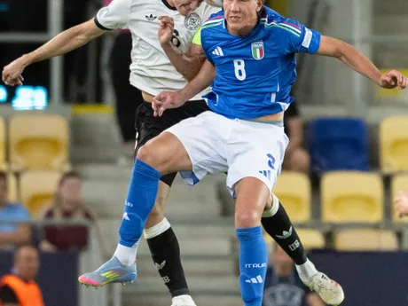Na snímke zľava Eric Martel (Nemecko) a Cesare Casadei (Taliansko) vo štvrťfinále zápasu Nemecko - Taliansko na majstrovstvách Európy hráčov do 21 rokov.