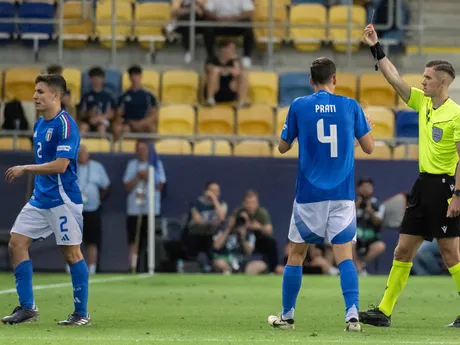 Na snímke zľava dostáva druhý hráč Talianska červenú kartu Mattia Zanotti, Matteo Prati a litovský rozhodca Manfredas Lukjančukas vo štvrťfinále zápasu Nemecko - Taliansko na majstrovstvách Európy hráčov do 21 rokov.