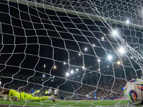 Na snímke nemecký brankár Noah Atubolu dostáva gól na 1:0 pre Talianov vo štvrťfinále zápasu Nemecko - Taliansko na majstrovstvách Európy hráčov do 21 rokov.