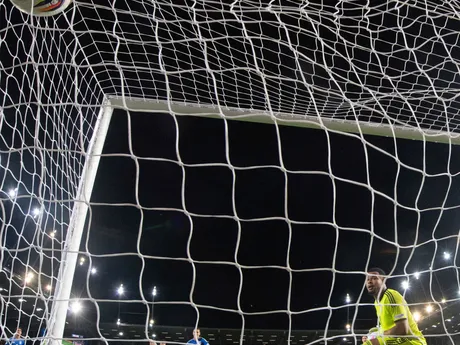 Na snímke nemecký brankár Noah Atubolu dostáva gól na 2:2 v nadstavenom čase z priameho kopu vo štvrťfinále zápasu Nemecko - Taliansko na majstrovstvách Európy hráčov do 21 rokov.