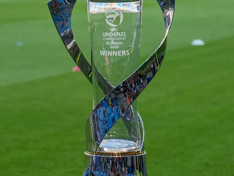 Trofej počas zápasu Anglicko - Nemecko vo finále na EURO U21 2025 (ME vo futbale do 21 rokov).