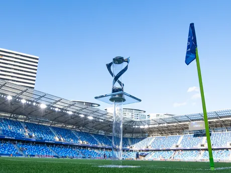 Trofej počas zápasu Anglicko - Nemecko vo finále na EURO U21 2025 (ME vo futbale do 21 rokov).