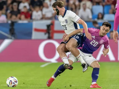 Alex Scott (vľavo) a Paul Nebel bojujú o loptu počas zápasu Anglicko - Nemecko vo finále na EURO U21 2025 (ME vo futbale do 21 rokov).