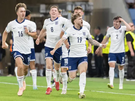 Harvey Elliott (19) sa teší so spoluhráčmi z gólu na 1:0 počas zápasu Anglicko - Nemecko vo finále na EURO U21 2025 (ME vo futbale do 21 rokov).