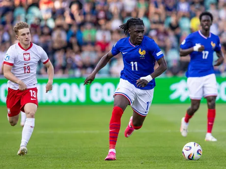 uprostred s loptou Loum Tchaouna (Francúzsko) počas zápasu základnej C-skupiny Francúzsko - Poľsko