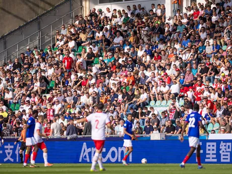 Na snímke v pozadí fanúšikovia obidvoch tímov počas zápasu základnej C-skupiny Francúzsko - Poľsko na majstrovstvách Európy hráčov do 21 rokov v Žiline