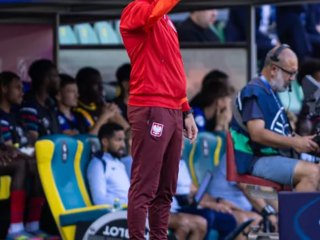 hlavný tréner Poľska Adam Majewski reaguje počas zápasu základnej C-skupiny Francúzsko - Poľsko