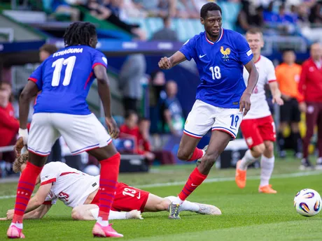 vpravo s loptou Djaoui Cisse (Francúzsko) počas zápasu základnej C-skupiny Francúzsko - Poľsko