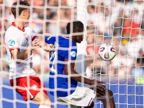 sprava Thierno Barry (Francúzsko) a Patryk Peda (Poľsko) bojujú o loptu na bránkovej čiare počas zápasu základnej C-skupiny Francúzsko - Poľsko