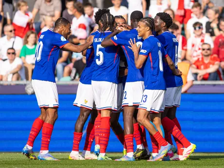 radosť hráčov Francúzska z gólu počas zápasu základnej C-skupiny Francúzsko - Poľsko