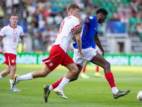 v popredí sprava Djaoui Cisse (Francúzsko) a Jakub Kaluzinski (Poľsko) bojujú o loptu počas zápasu základnej C-skupiny Francúzsko - Poľsko