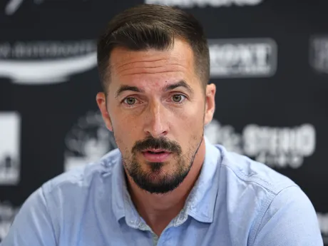 Na snímke športový riaditeľ FC Baník Prievidza Štefan Pekár počas tlačovej konferencie k ďalšiemu smerovaniu futbalovej kariéry Juraja Kucku na štadióne futbalového klubu FC Baník Prievidza.