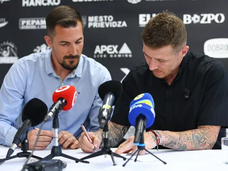 Na snímke zľava športový riaditeľ FC Baník Prievidza Štefan Pekár a futbalista Juraj Kucka počas tlačovej konferencie k ďalšiemu smerovaniu futbalovej kariéry Juraja Kucku na štadióne futbalového klubu FC Baník Prievidza.