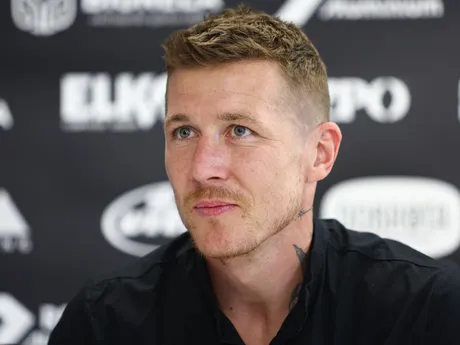 Na snímke futbalista Juraj Kucka počas tlačovej konferencie k ďalšiemu smerovaniu futbalovej kariéry Juraja Kucku na štadióne futbalového klubu FC Baník Prievidza.