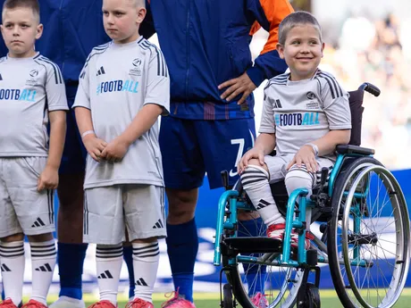 Chlapec na vozíku pri hráčoch základnej zostavy Holandska počas zápasu Portugalsko - Holandsko vo štvrťfinále na EURO U21 2025 (ME vo futbale do 21 rokov). 